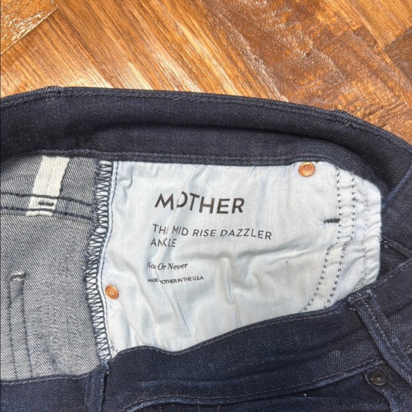 Mother Dazzler Mid Rise Ankle Jeans in “Now or Never” wash, size 29 - Picture 7 of 9